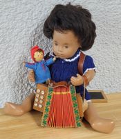 Schönes Sasha Mädchen mit Schellenursli, Handorgel und Thek