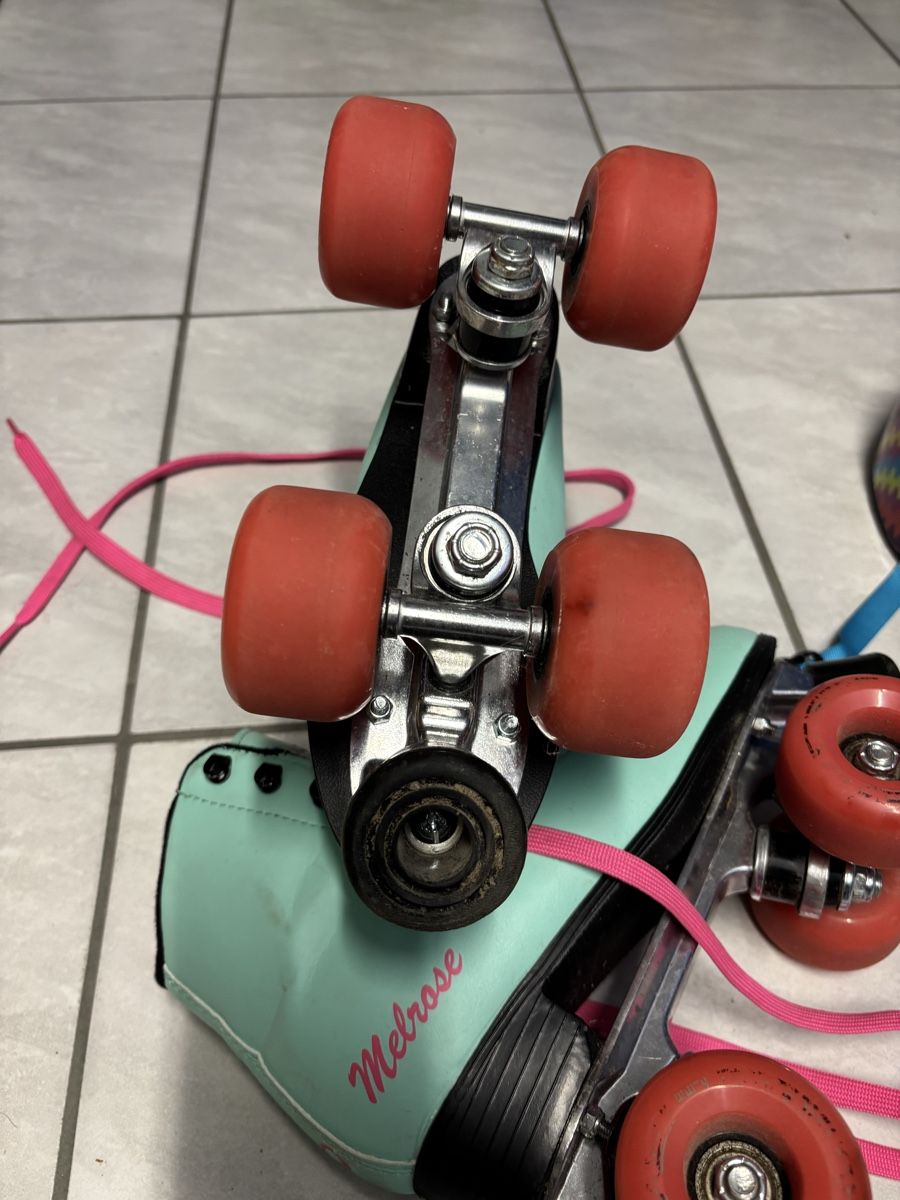 Patins à roul. & inline: Rollschuhe mit Helm – D'occasion à Dietikon par Basicmanu 2