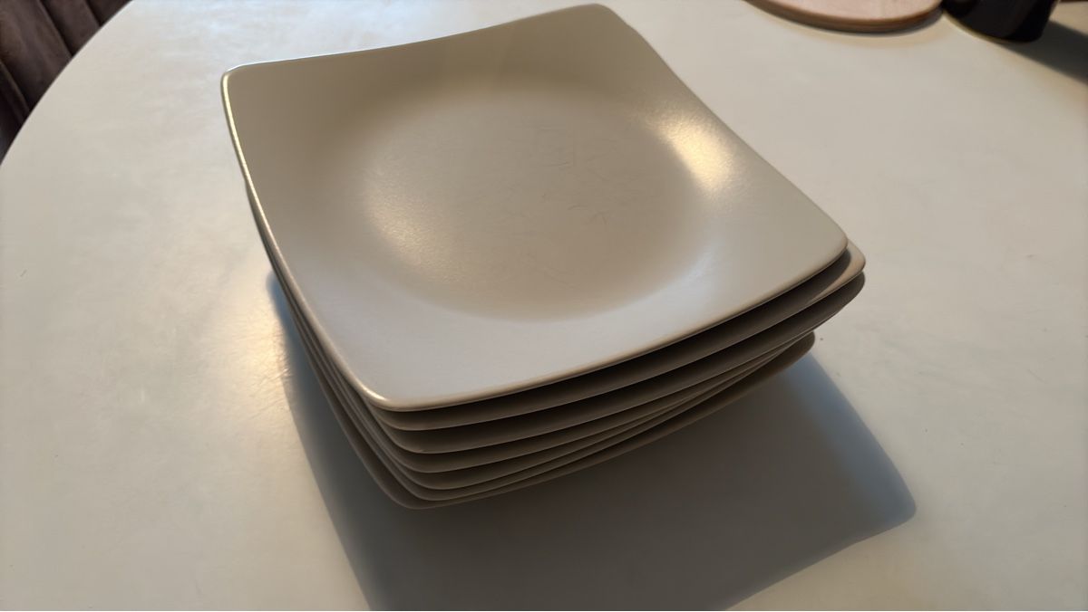 Ikea Piatti: Set de 7 assiettes beiges carrées modernes à IKEA – Usato da Genève venduto da captus