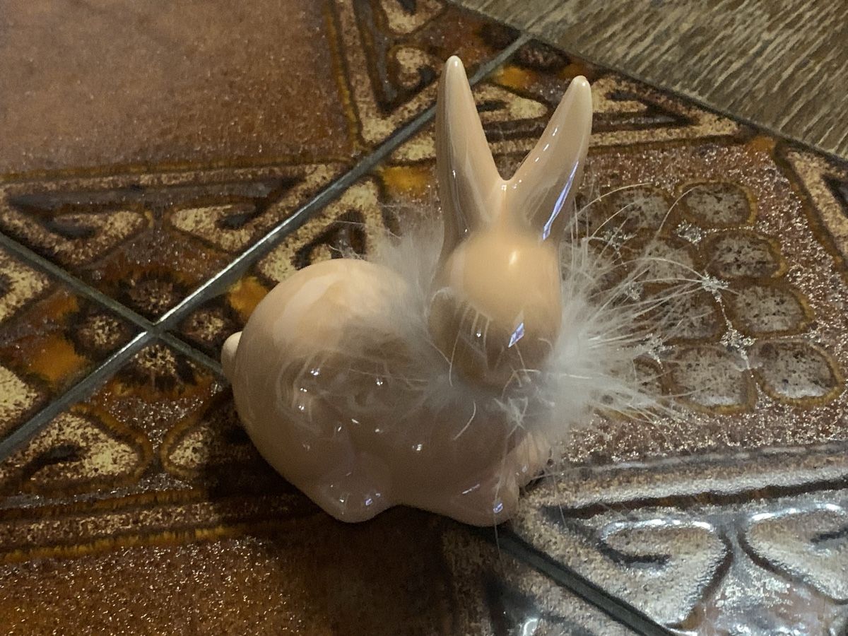 Statuette: Osterhase Keramik mit Federboa  – Usato da Bärschwil venduto da Ranron1970 1