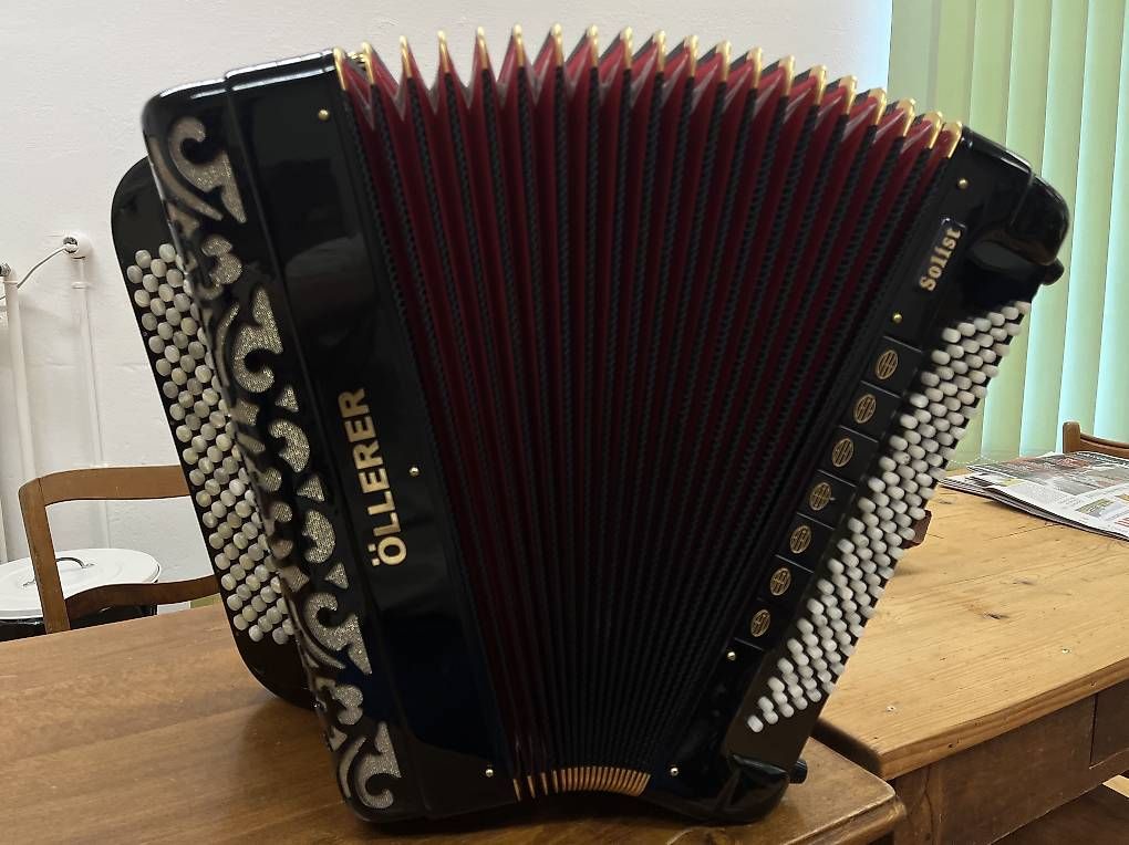 Musikinstrumente: Akkordeon Öllerer Solist V – Gebraucht aus Siebnen von Handorganist