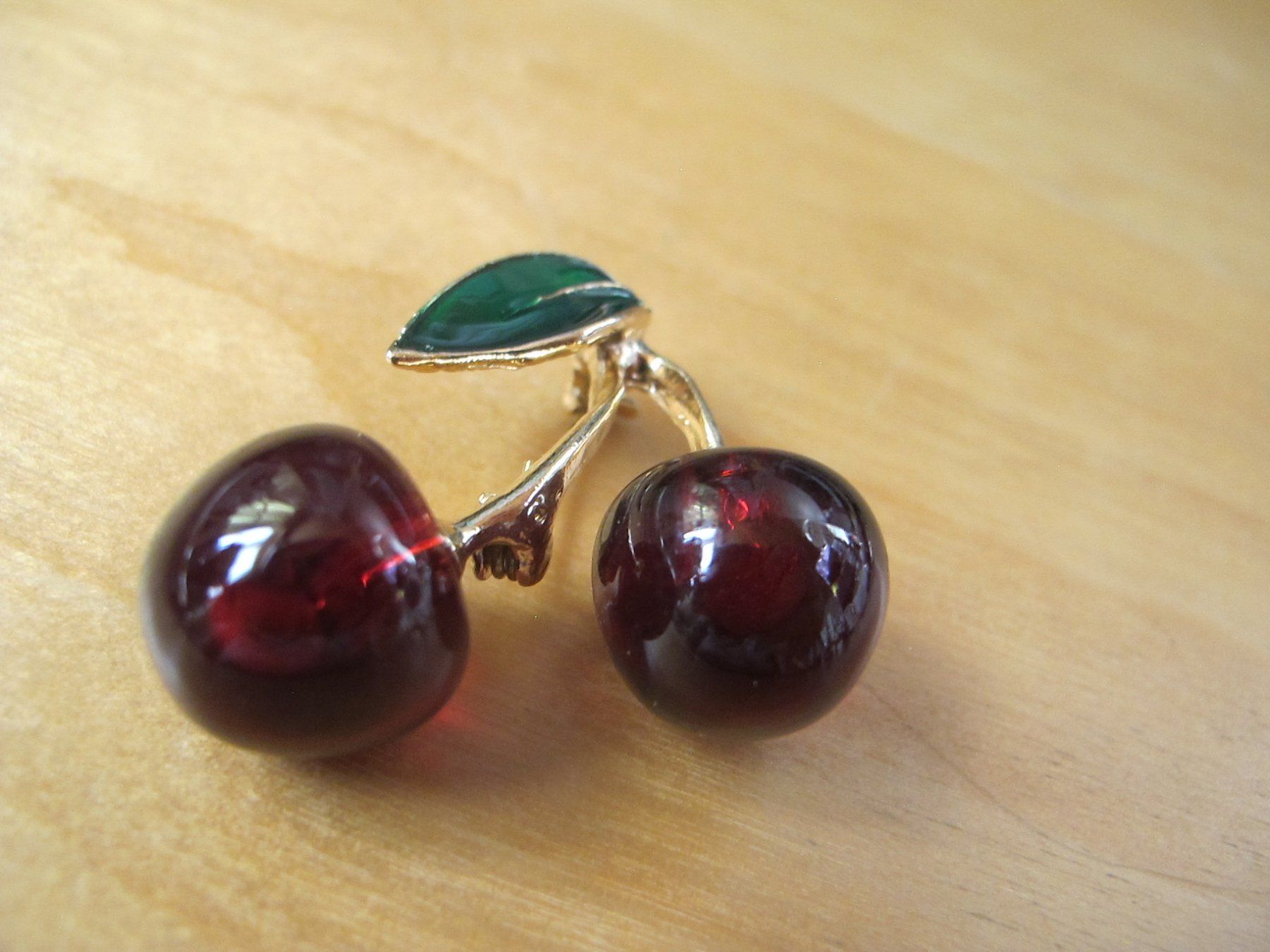 Spille & Fermagli: Wunderschöne Brosche Kirschen rot & gold glänzend neuwertig – Nuovo (secondo la descrizione) da Löhningen venduto da Chimae67 1