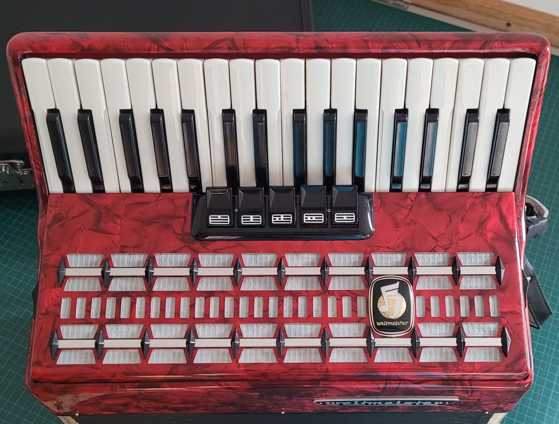 Strumenti musicali: Akkordeon Weltmeister Serino – Usato da Herisau venduto da Yyyoga 2