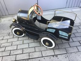 Tretauto aus Metall