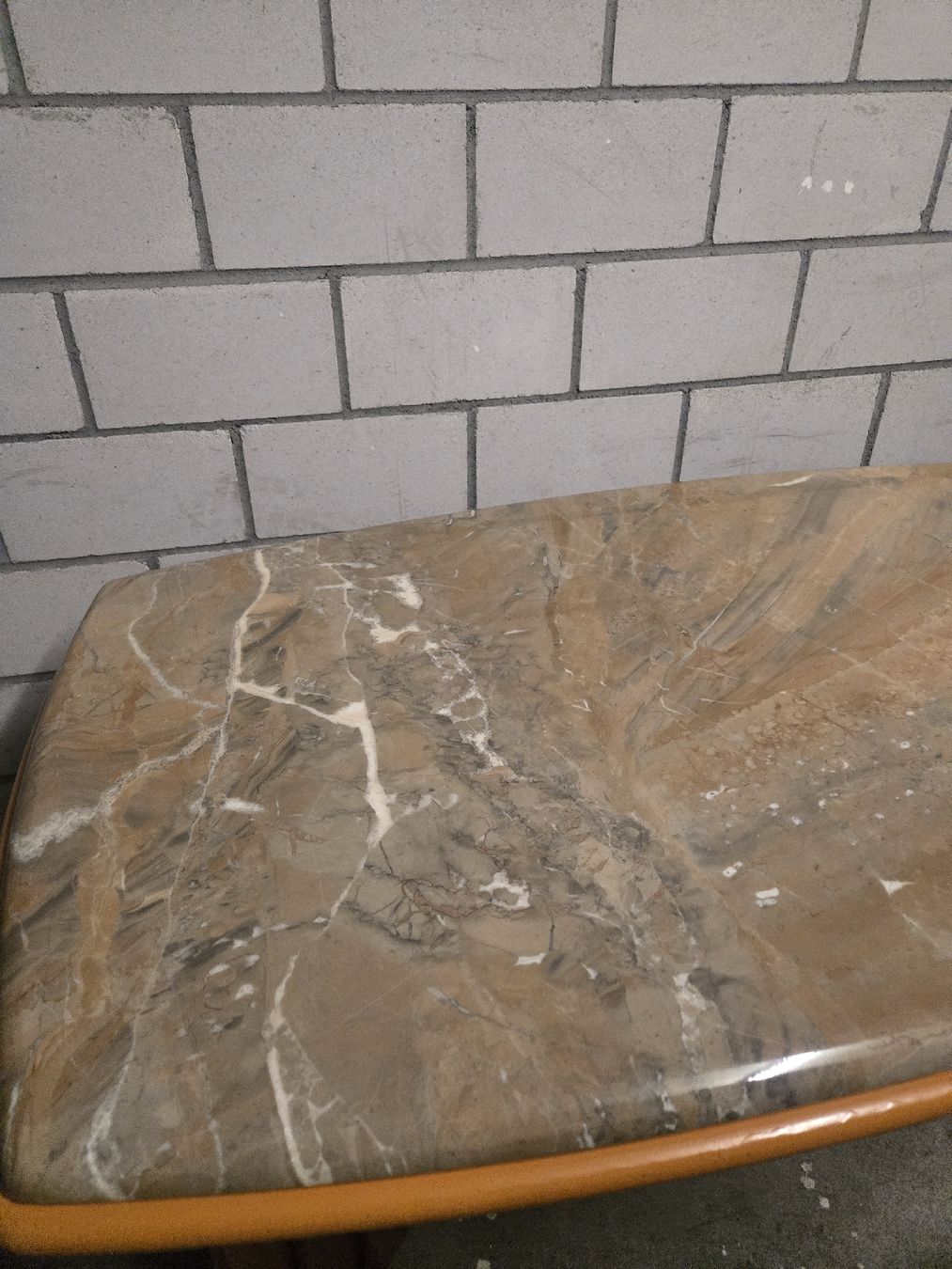 Tavoli: Marmor-Tisch mit Holzfuss, Top Design – Usato da Sennwald venduto da RobinVKT 1