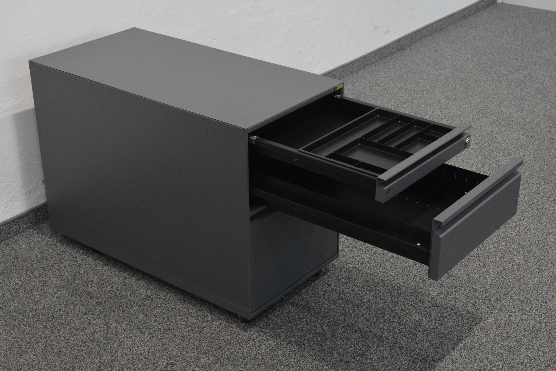 Lista Banconi: Lista Office LO Serie L2 Roll-Korpus Anthrazit - ohne – Usato da Schönenwerd venduto da mcofficeshop 1
