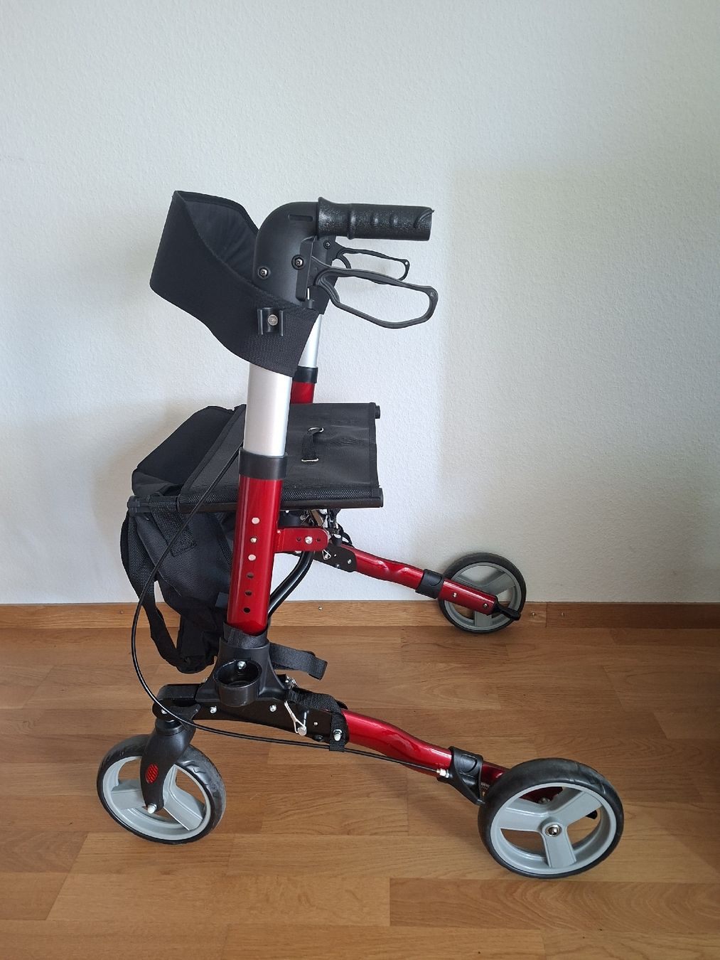 Gehhilfen: neuwertiger Rollator Leichtgewicht – Neu (gemäss Beschreibung) aus Jegenstorf von Bergeran 1