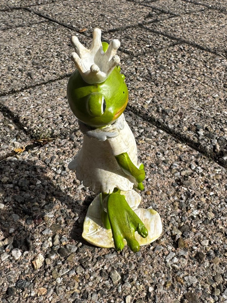 Statuette: Froschkönigin stehend – Usato da Egg b. Zürich venduto da Brocki_Insel_Egg 1