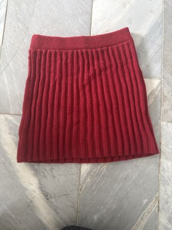 Warmer Strickrock in Weinrot, perfekt für den Herbst!