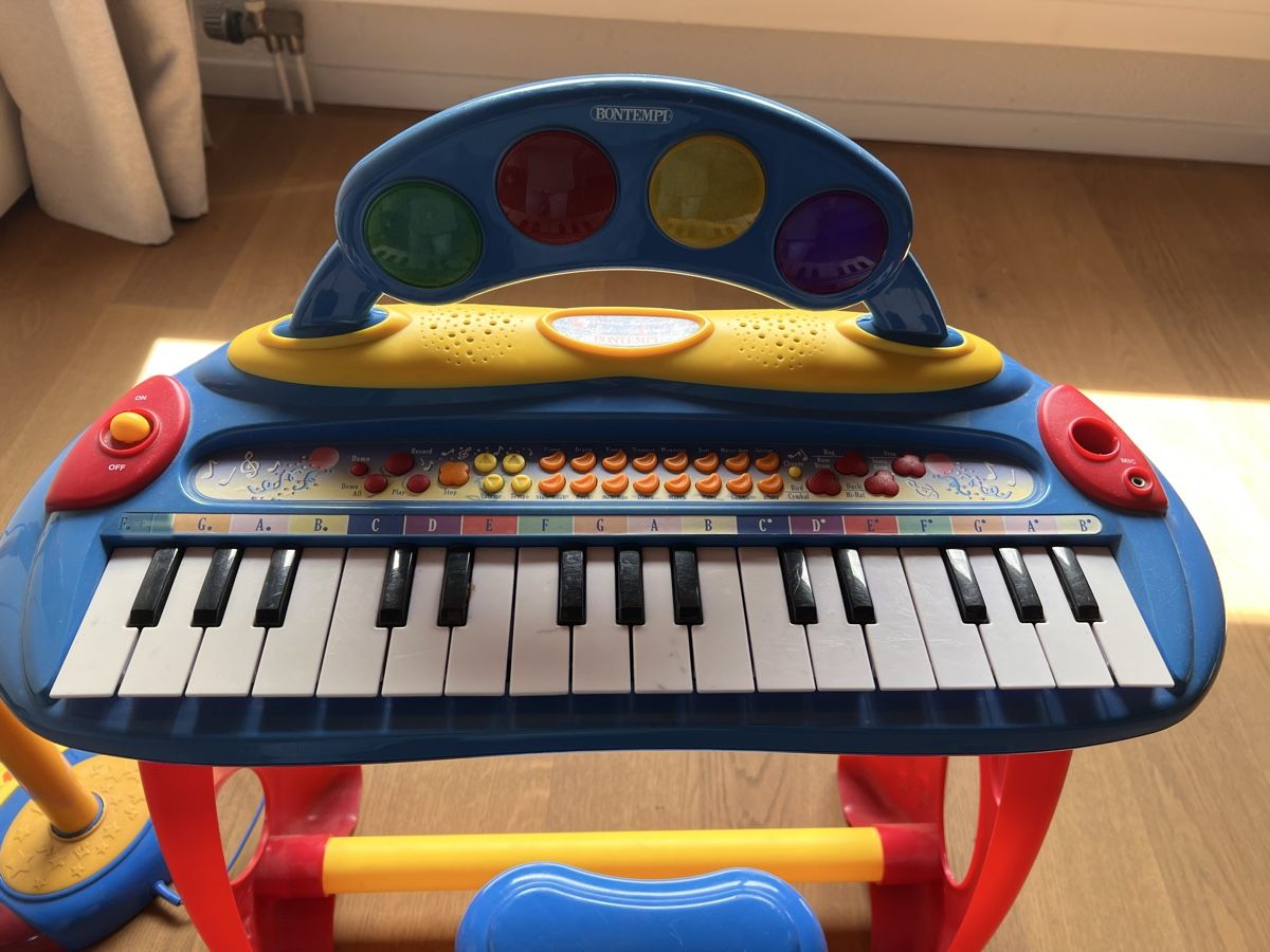 Giocattoli: Keyboard mit Mikrofon und Hocker – Usato da Zufikon venduto da otava01 4