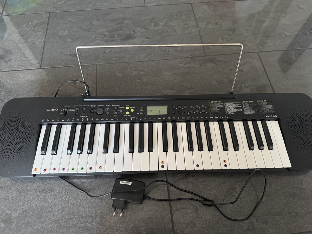 Casio Instruments de musique: Casio CTK-240 Keyboard gebraucht mit Netzteil – D'occasion à Biberist par jen_xg8c