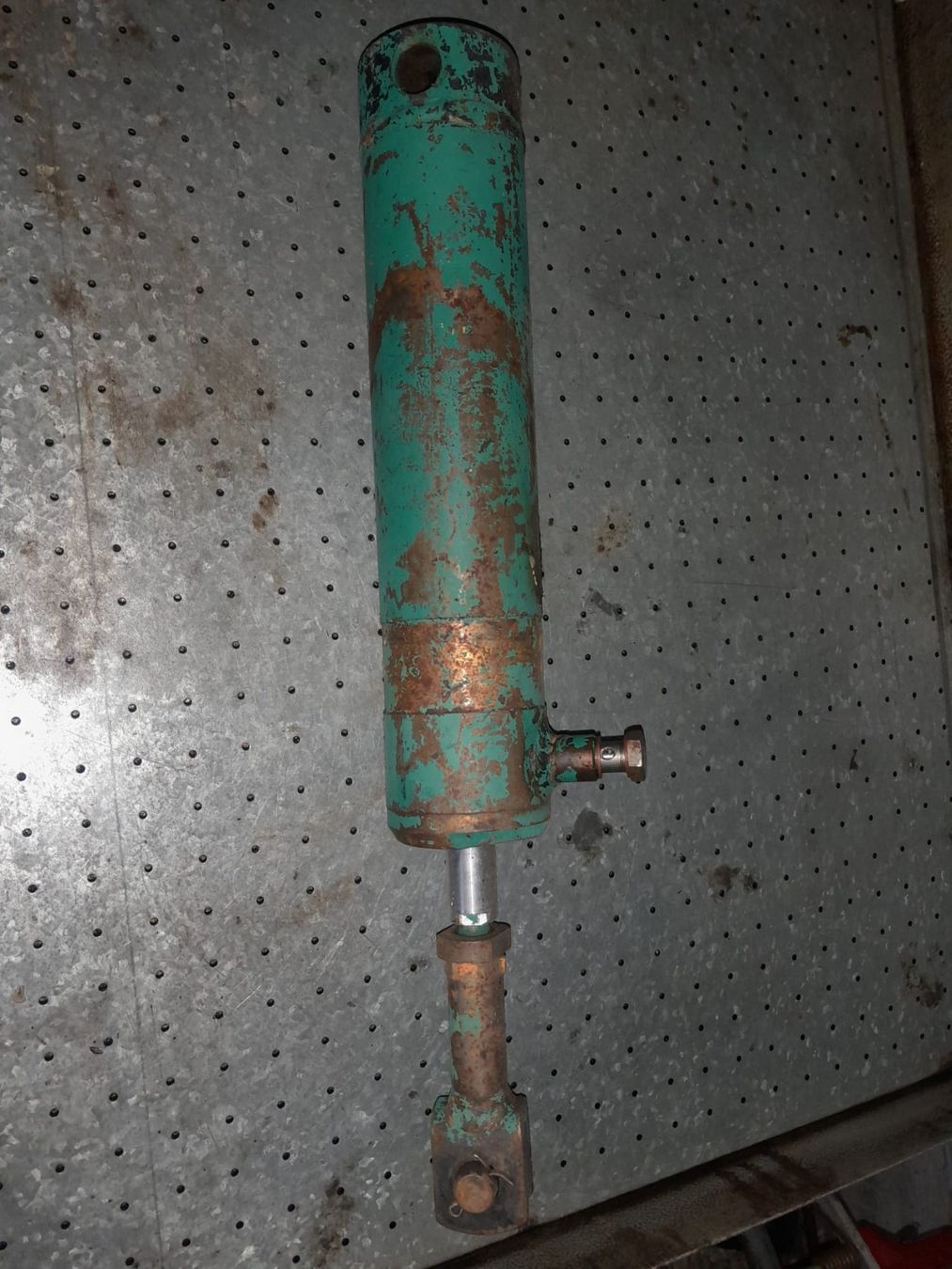 Altre forniture industriali: Hydraulkpumpe Zylinder Lagerbock – Usato da Bärau venduto da emmental10 4