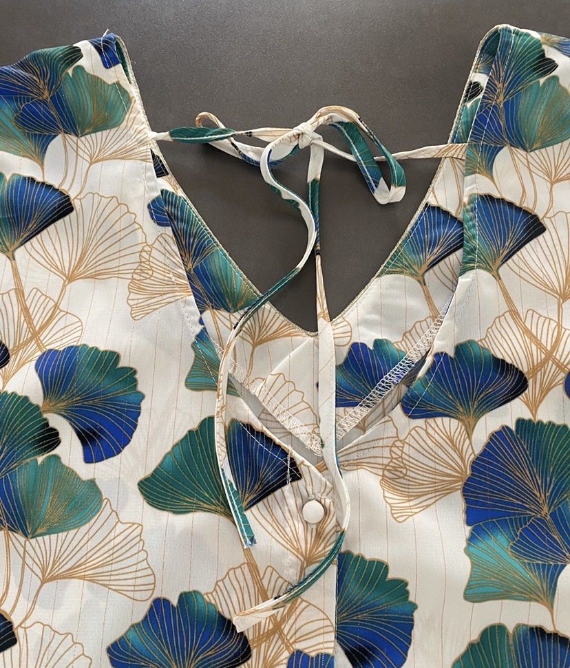 Tops: Top fluide écru motifs vert bleu avec lignes dorées  – Neu (gemäss Beschreibung) aus Granges VS von avm_mj7b 2