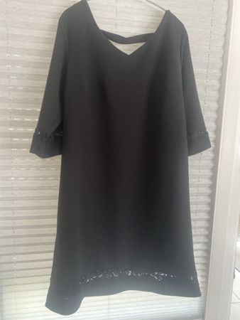Robe élégante noire avec dentelle matière stretch
