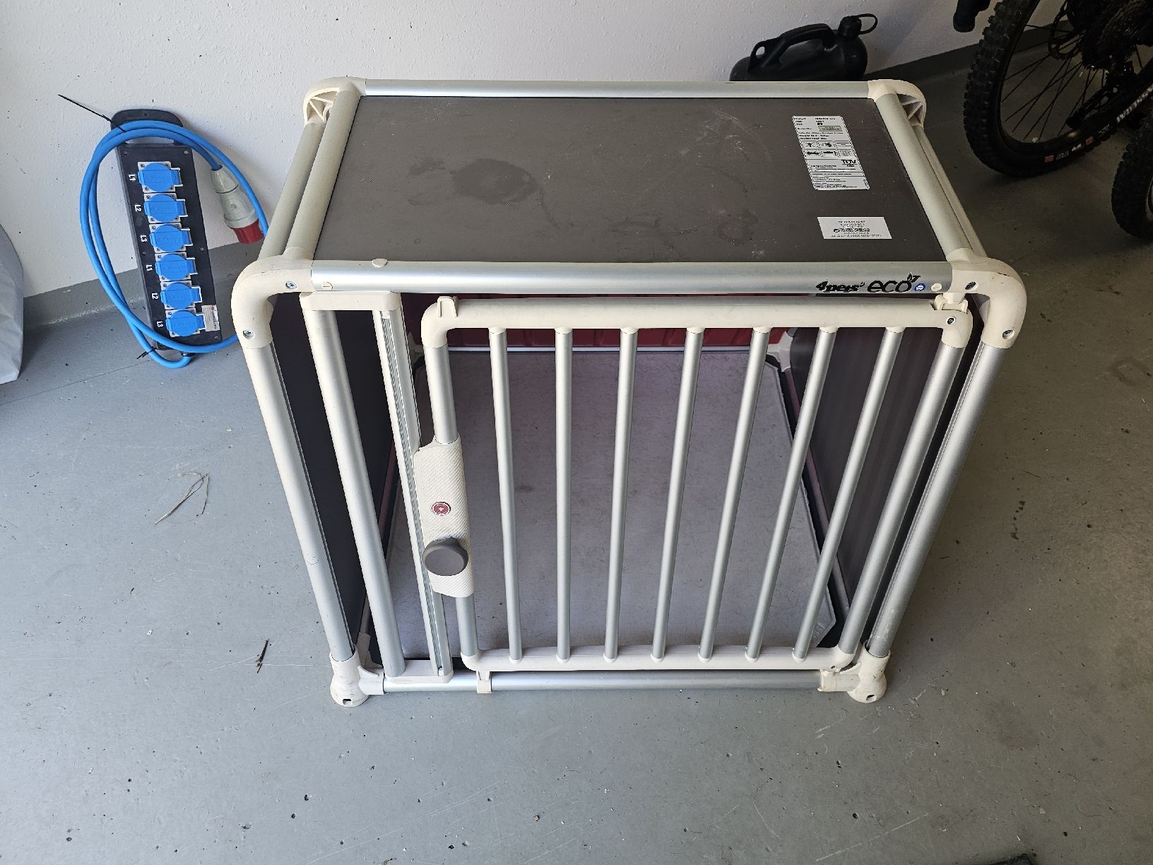 4pets Cages, transport & sécurité: Hundebox für das Auto  – D'occasion à Oensingen par Onalmon