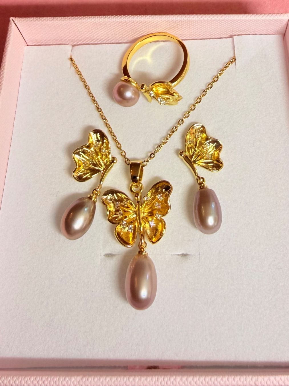 Altri gioielli: Parure Perle Papillon Mauve – Nuovo e nell'imballaggio originale da St-Maurice venduto da Sandrinette123 3