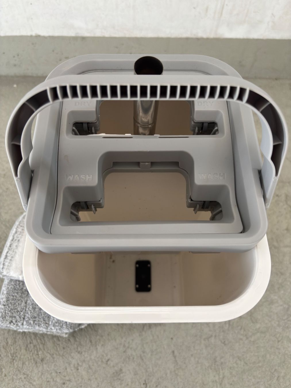 Altro per la casa: Flachmopp mit 2-Kammer-Eimer – WASH & DRY – Usato da Sonterswil venduto da VD-Service 3