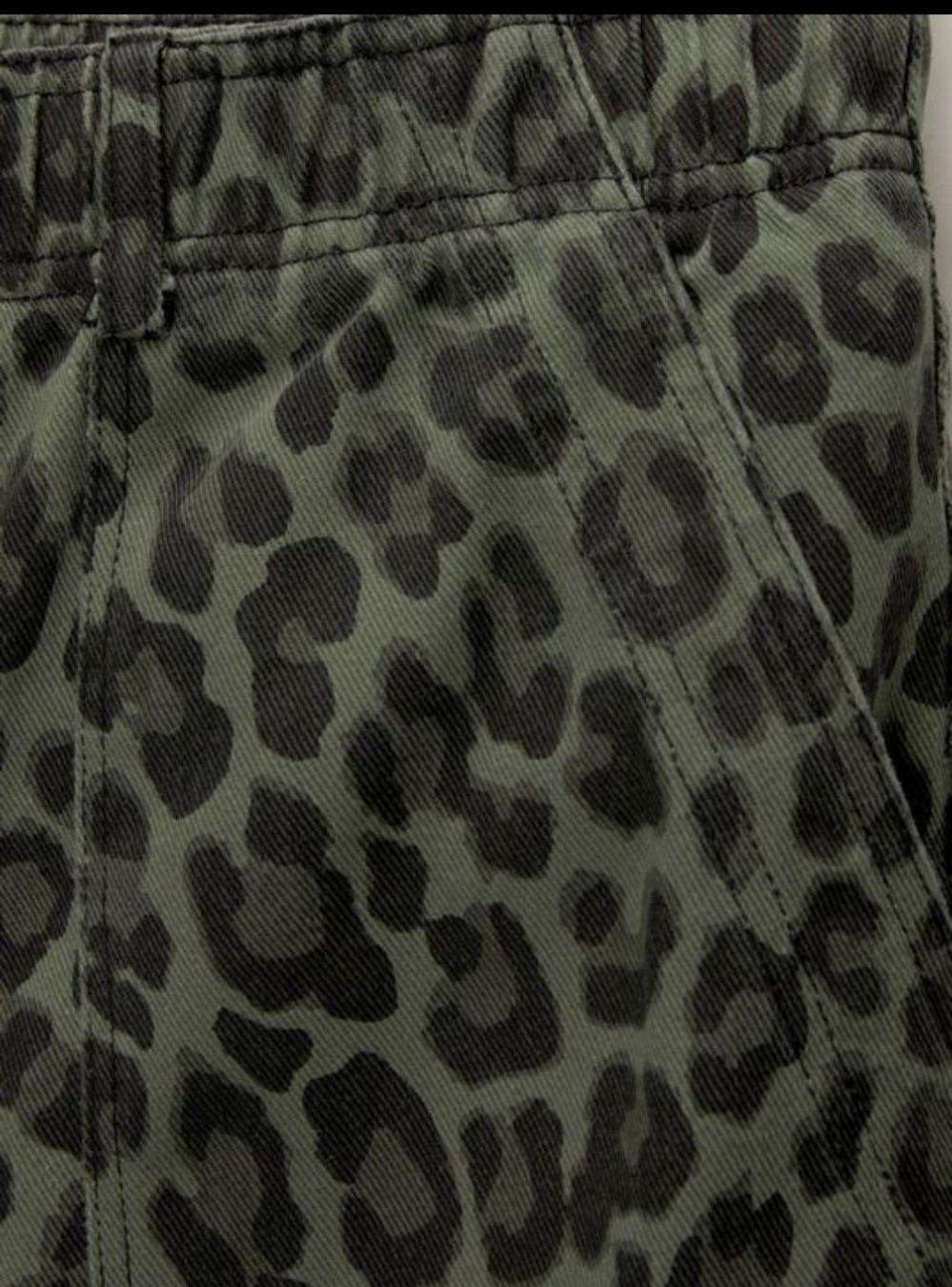 Pull&Bear Pantaloni: Cargohose Leopardenmuster Gr. 34 – Usato da Näfels venduto da CH.Kchlineknopf 7