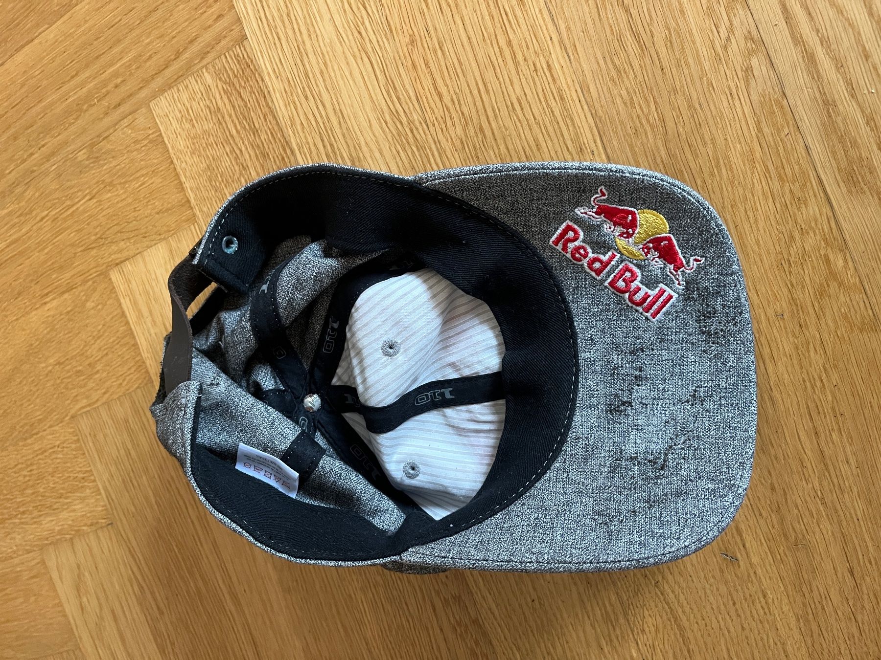 Red Bull Copricapi, berretti & cappellini: Red Bull Cap grau mit gestickten Logos – Usato da Zumikon venduto da bretxo 6