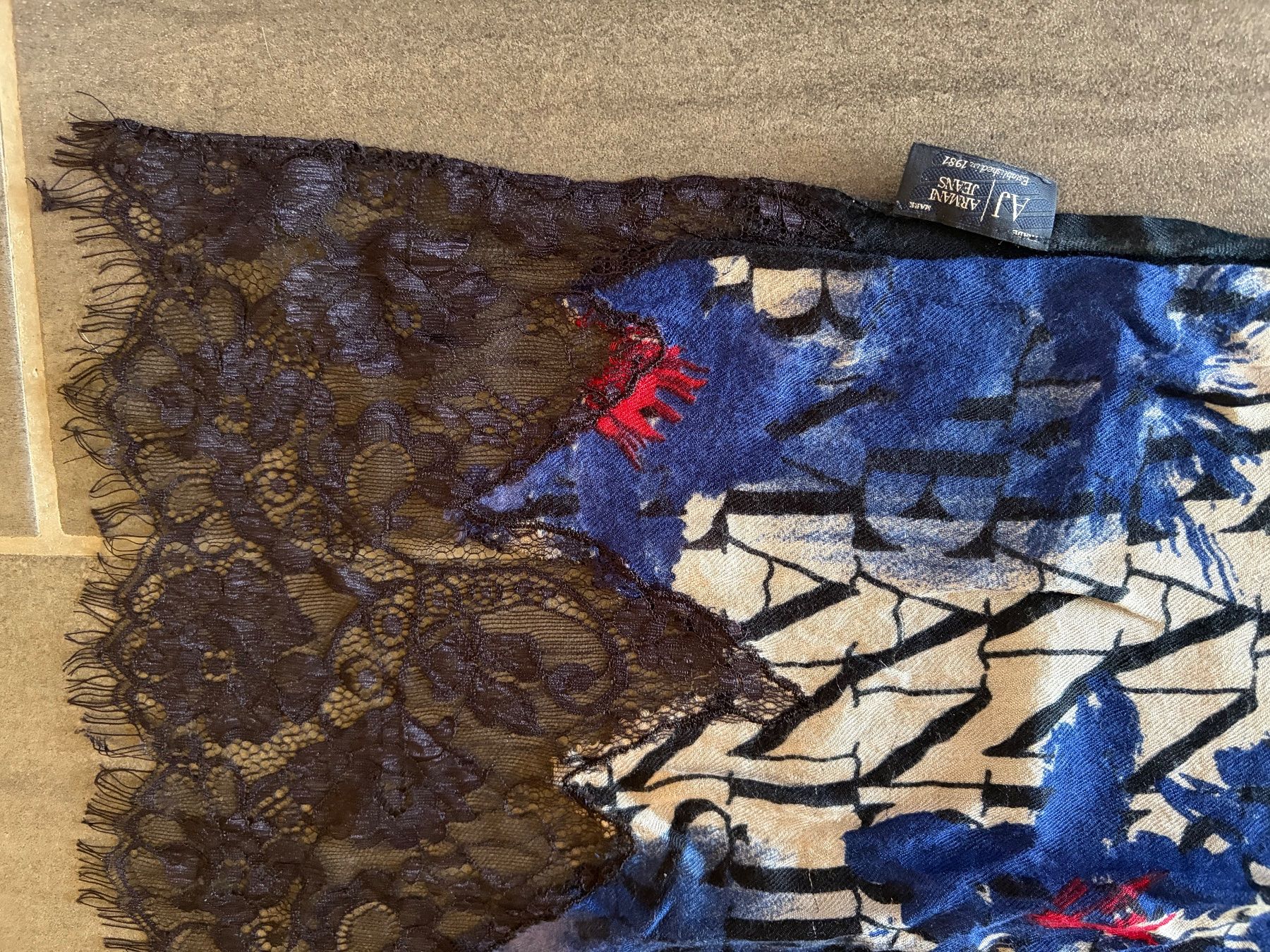 Armani Foulard & Sciarpe: Foulard 85/195 cms ARMANI JEANS – Usato da Martigny venduto da Sessalie 1