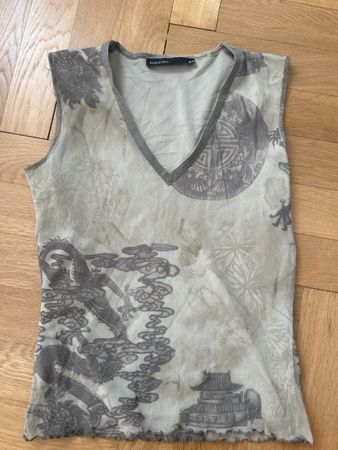 beiges Top KappAhl mit Drachenmotiv