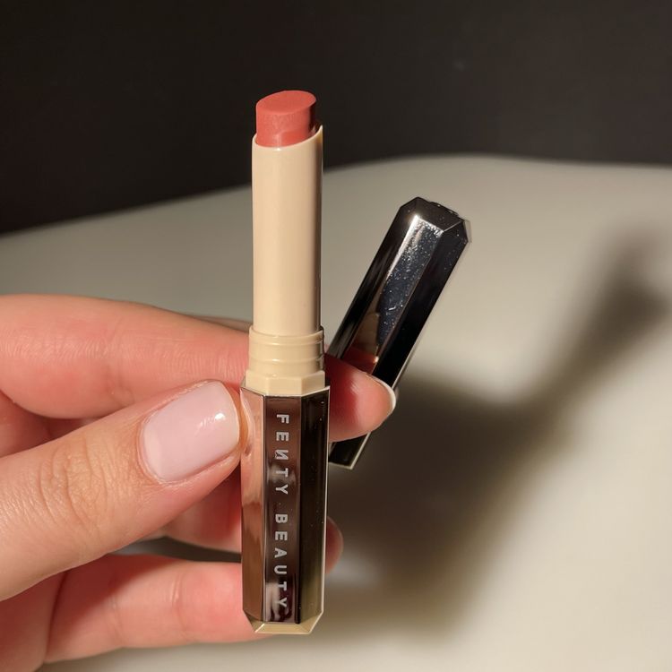 Fenty Beauty Mademoiselle Plush Lipstick in Spanked | Kaufen auf Ricardo