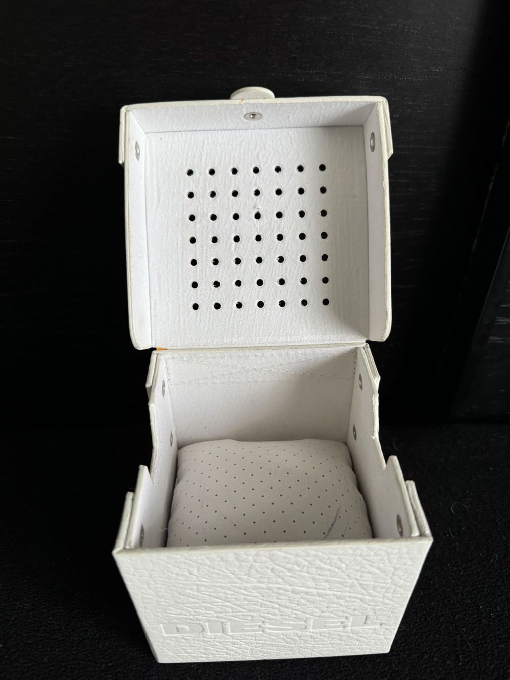 Uhrenboxen: DIESEL Uhrenbox weiss Lederoptik – Gebraucht aus Adlikon b. Regensdorf von microman165 1