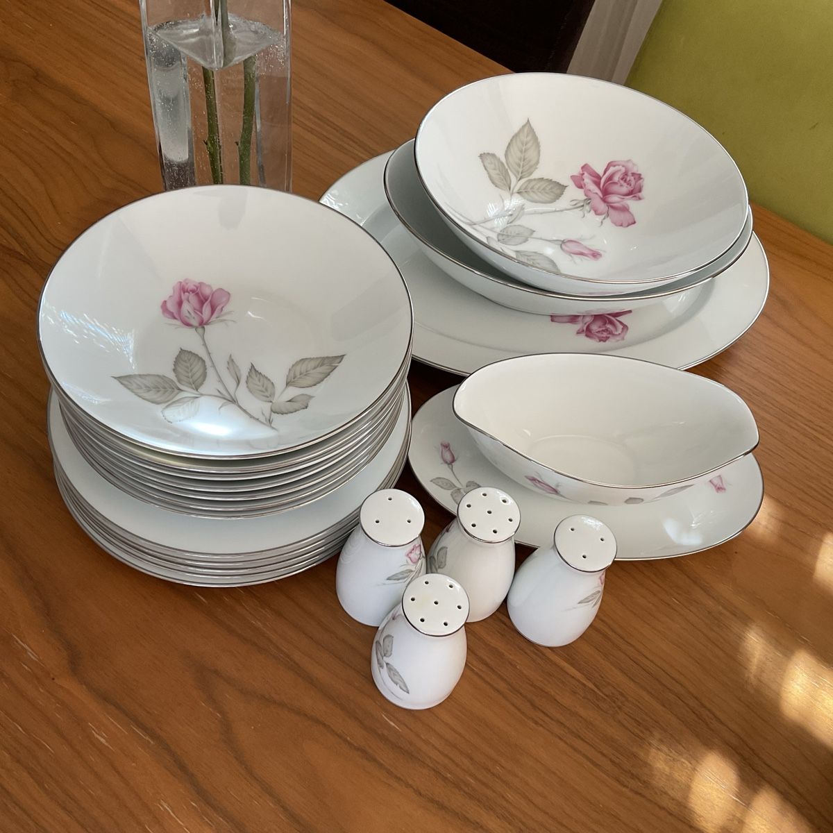 Set di piatti: Porzellan Service  – Usato da schüpfen venduto da Tschoelli