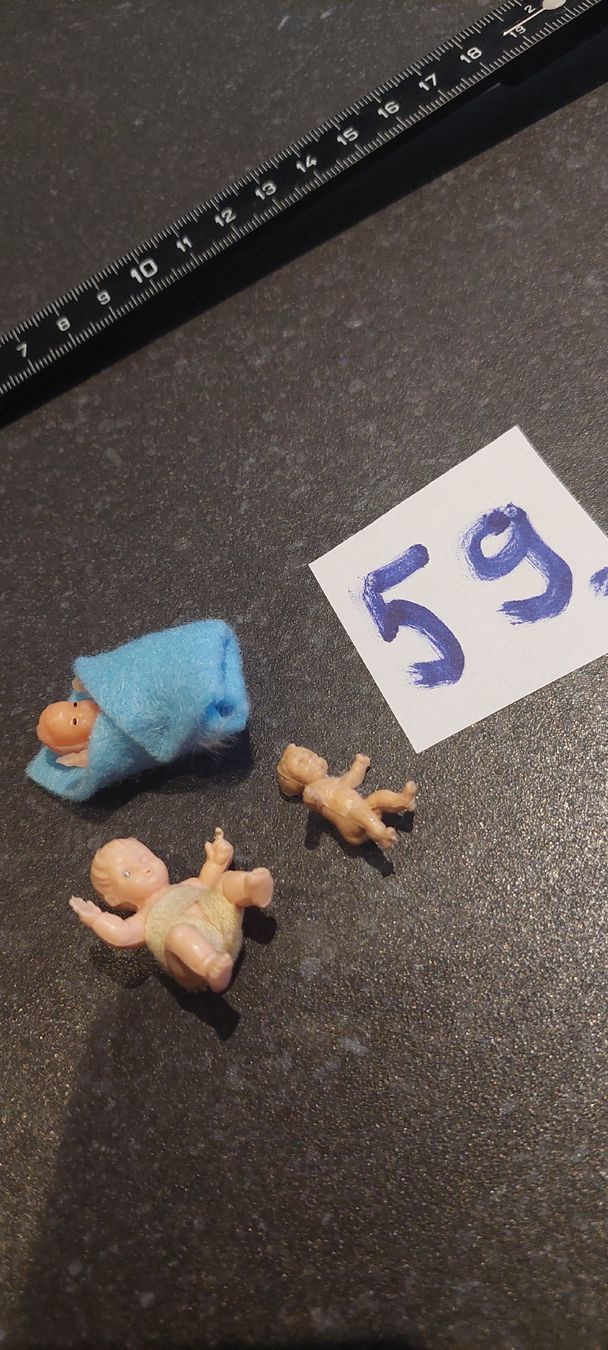 Case e mobili per bambole: 3 Miniaturen Püppchen  – Usato da Muri AG venduto da nindo1