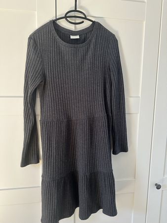 Graues Kleid mit Ärmel