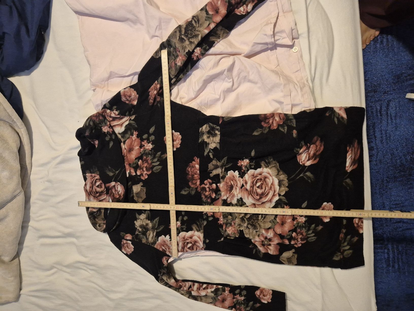 Pullover & Sweatshirts: Damen Pullover Blumenmuster schwarz Grösse M gebraucht – Gebraucht aus Zürich von Drago670