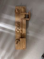 Holz Garderobe mit Zug Motiv