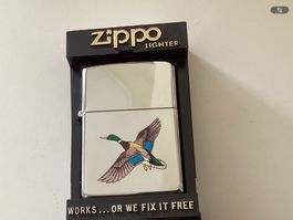 Zippo mit der Abbildung einer Ente. Neu.
