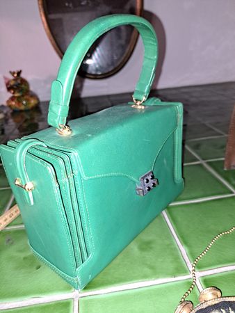 antike Handtasche aus Leder, Grün, Retro Look,