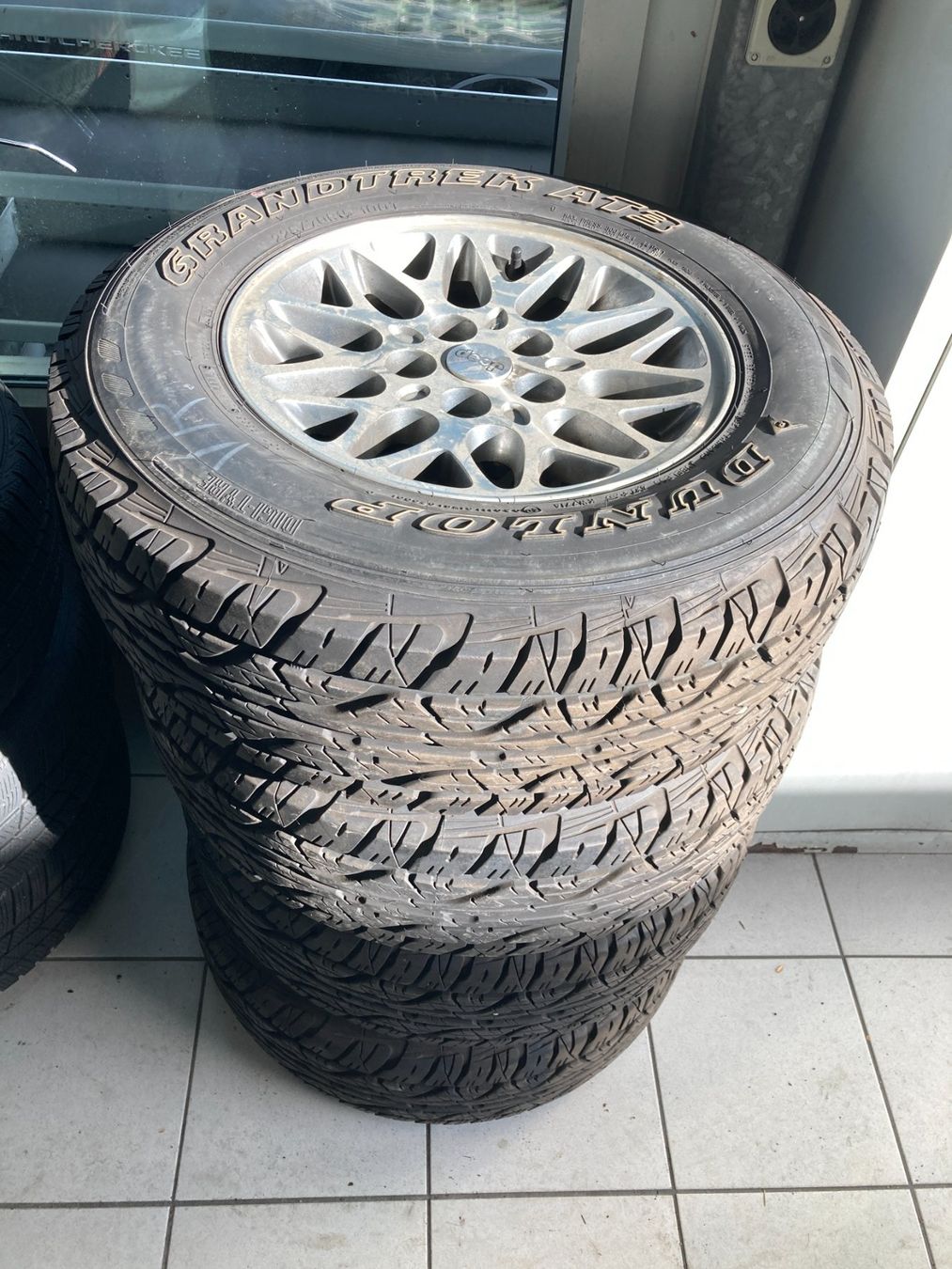 Jeep Pneumatici & Ruote complete: Jeep Cherokee Räder 225/70R15 – Usato da Cham venduto da WB2223