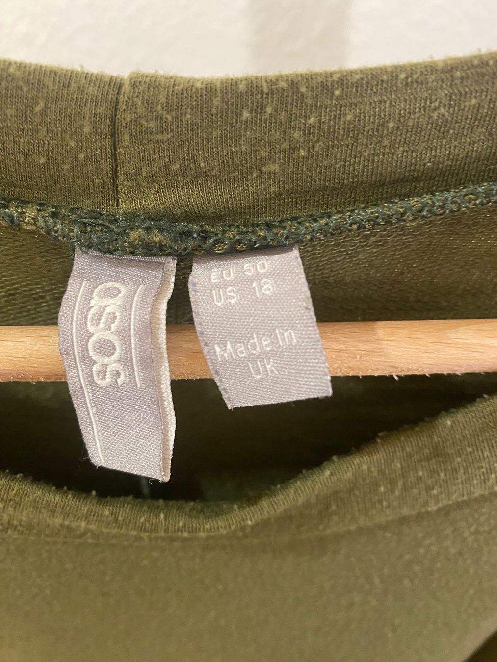 Asos Kleider: Asos Kleid mit Rüsschen Abschluss oliv Gr. 50 – Defekt aus Pratteln von a23_j2gs 9
