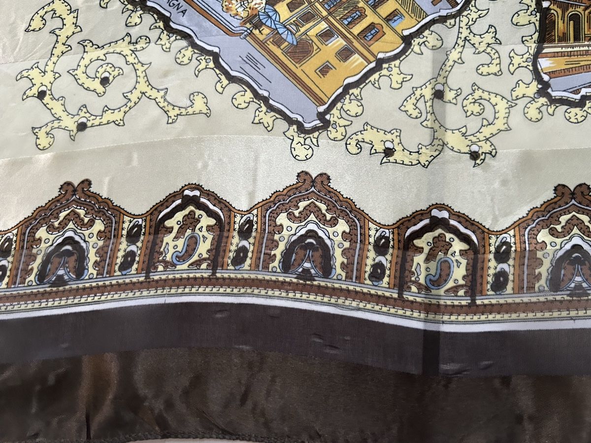Foulard & Sciarpe: Square Scarf architecture pattern beige brown – Usato da Saland venduto da ele_vc96 2
