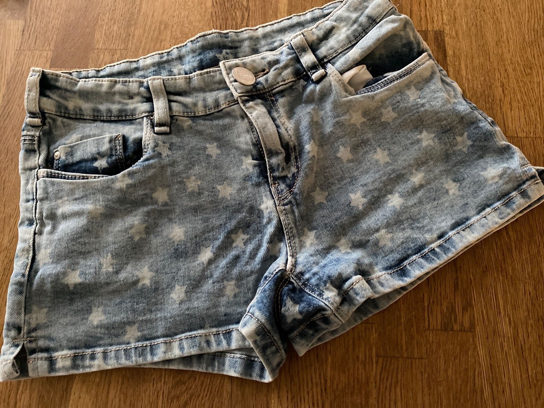 Hosen: Coole Jeans-Shorts mit Sternen, Gr 164, – Neu (gemäss Beschreibung) aus Krauchthal von Kiddy32