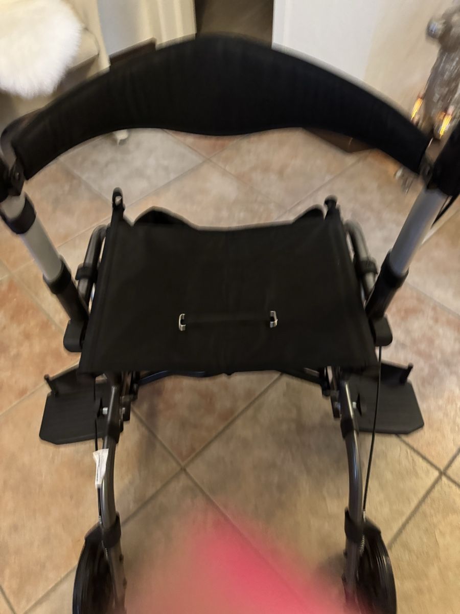 Medizinische Geräte: Rollstuhl Rollator faltbar – Neu (gemäss Beschreibung) aus Cademario von wer_92rn 2