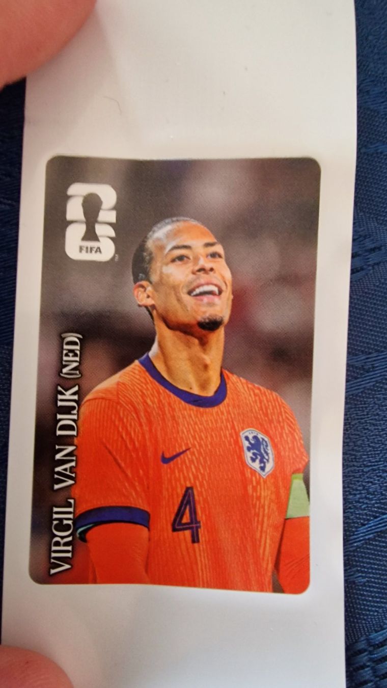 Coca-Cola Carte collezionabili: Virgil Van Dijk Coca Cola Sticker Panini 2026 – Nuovo e nell'imballaggio originale da Murten venduto da Cheri23