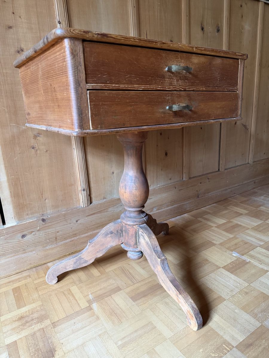 Cassettiere: Antikes Beistelltischchen / Kommode, 2 Schubladen, original – Usato da Rickenbach ZH venduto da simms 2