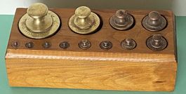 Gewichtssteine Set, 12-teilig (vollzählig) in Holz-Block