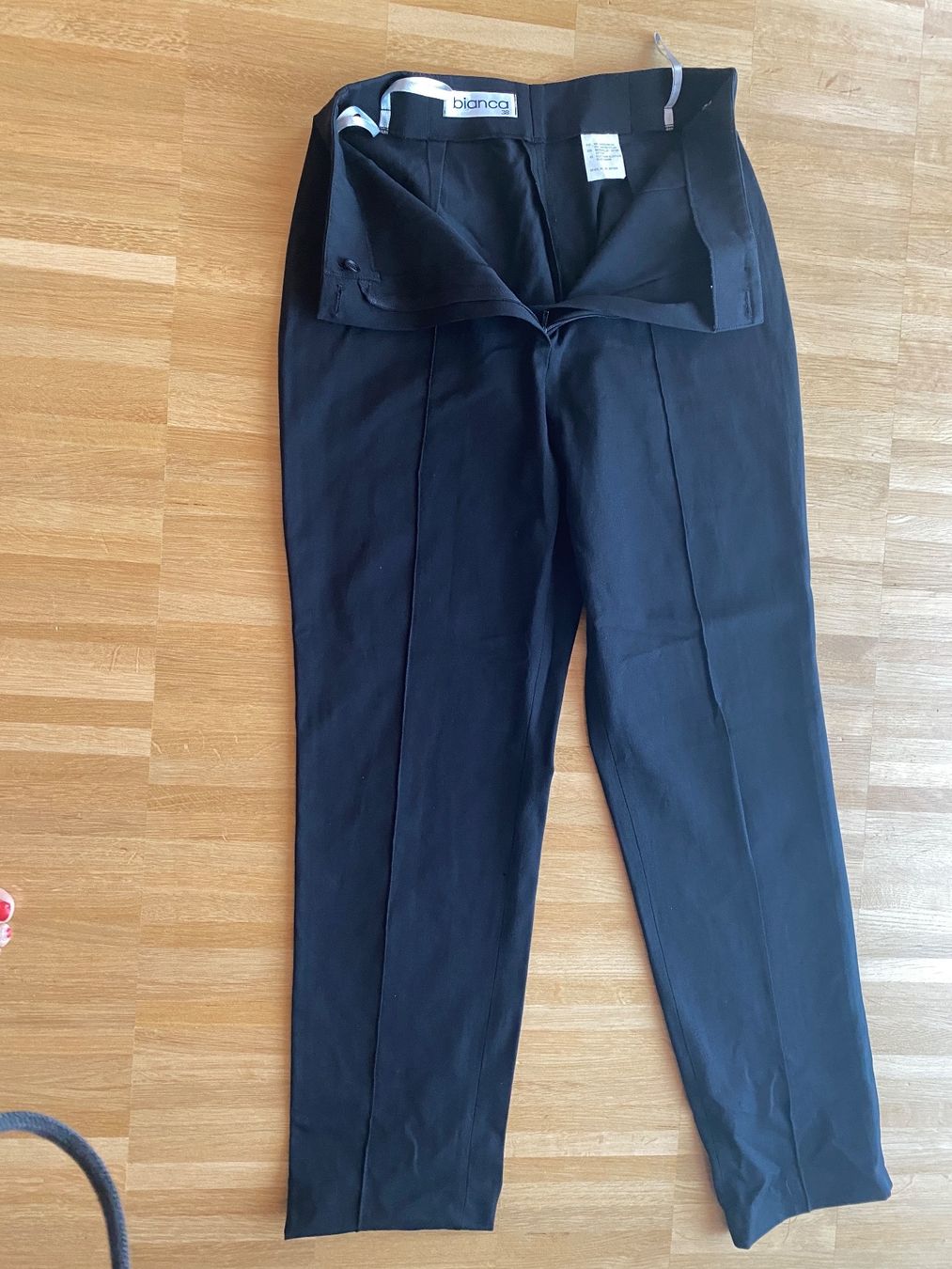 Pantaloni: Bianca Hose, mit 6% Elasthan Grösse 38 – Usato da St Gallen venduto da Berta343 1