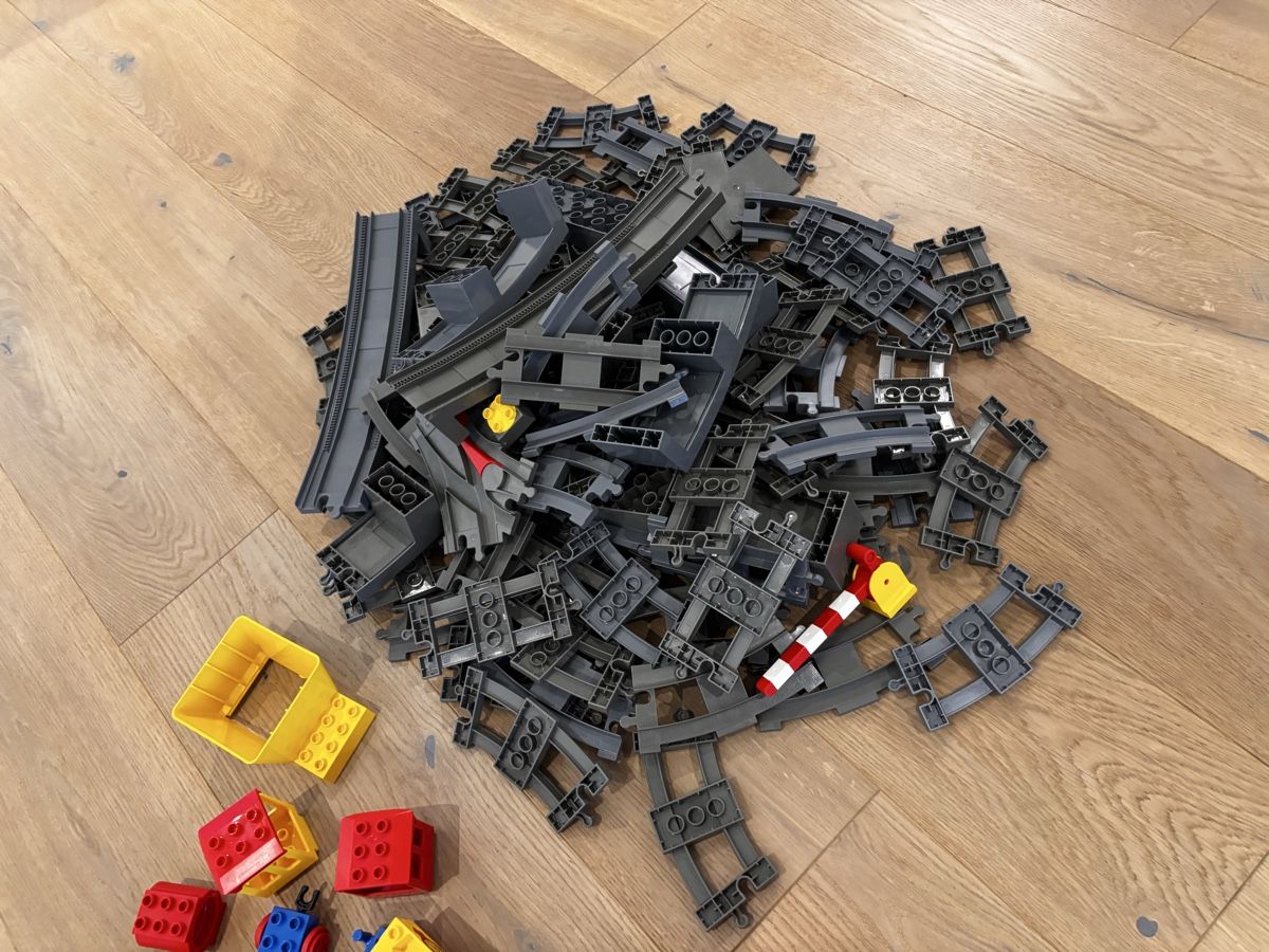 Lego Spielzeuge: Lego Duplo - Eisenbahn plus 90 Stk. Schienen – Gebraucht aus Appenzell von pfa_6gzm