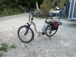 E-Bike mit Packtaschen und ausweis