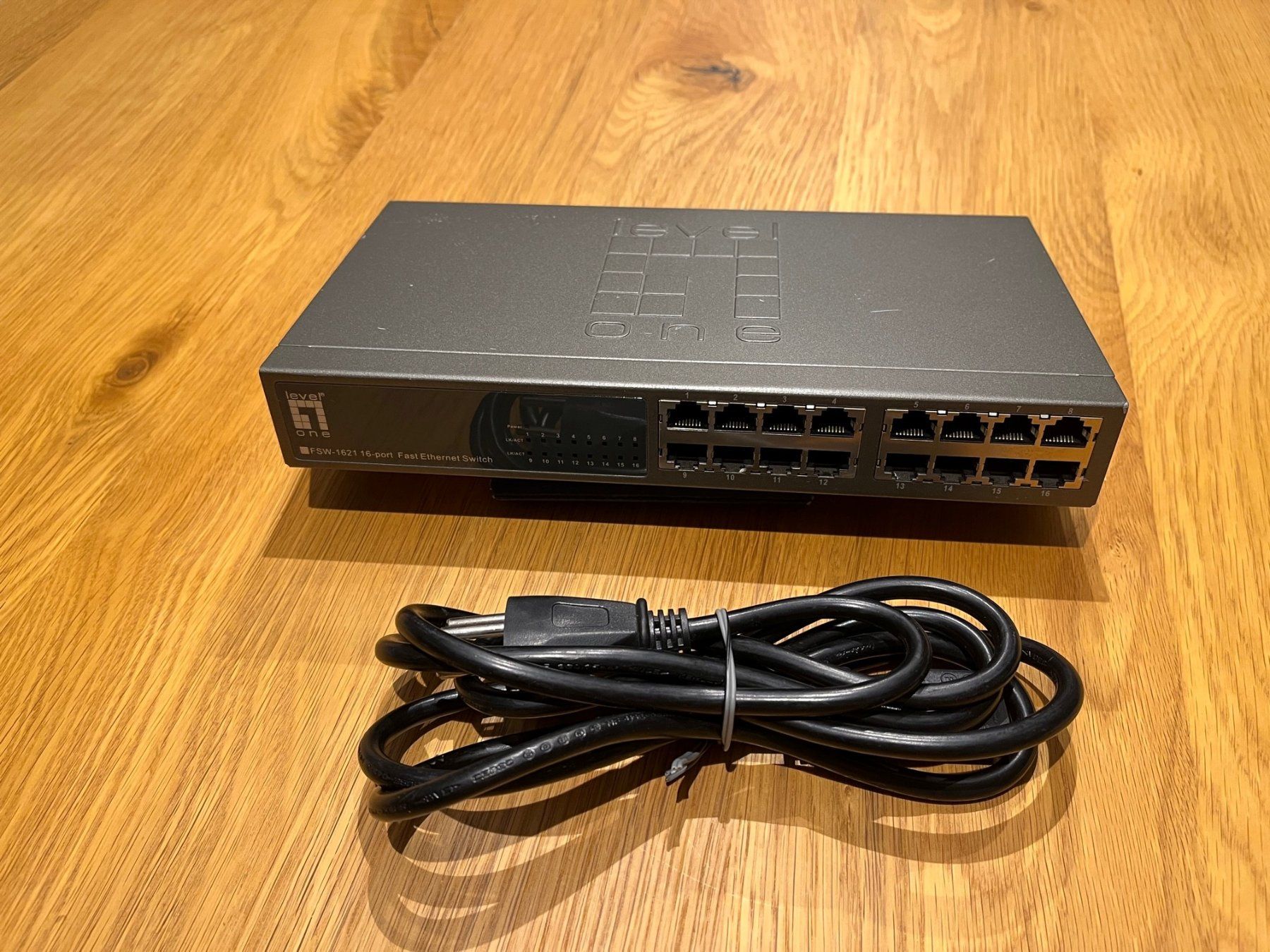 Hub & Switch: LevelOne 16-port 10/100Mbps Fast Ethernet Switch – Usato da Appenzell venduto da Anchara 1