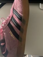 Baskets Adidas Gazelle rose et noir état correct