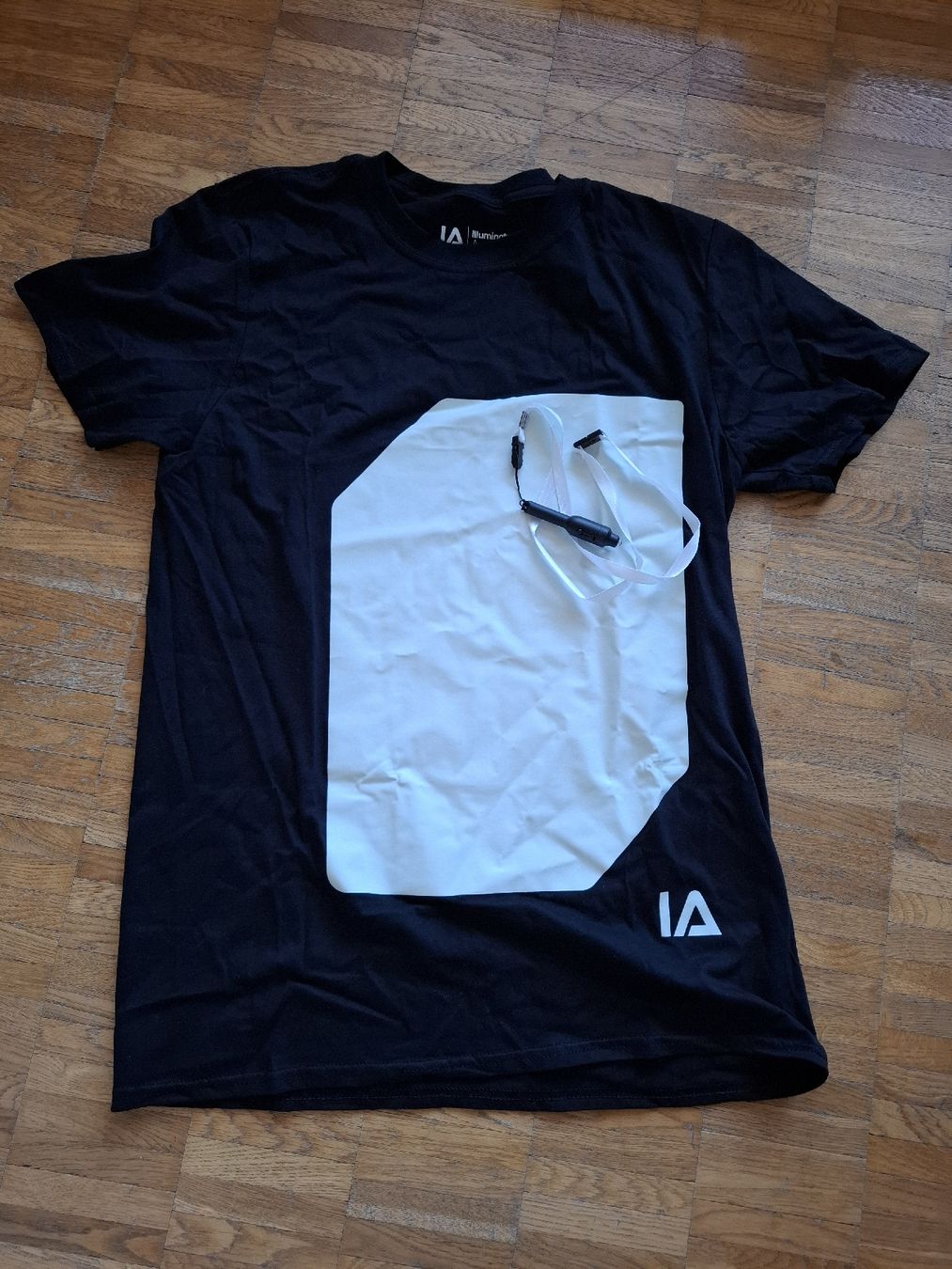 T-shirt: Leuchtendes T-Shirt Illuminated Apparel – Nuovo e nell'imballaggio originale da Affoltern am Albis venduto da Joels 1