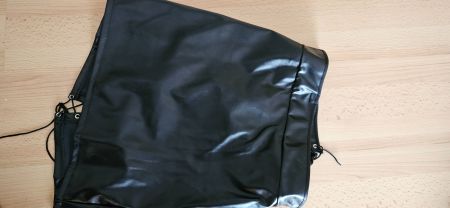 Mini jupe noire avec string (B).