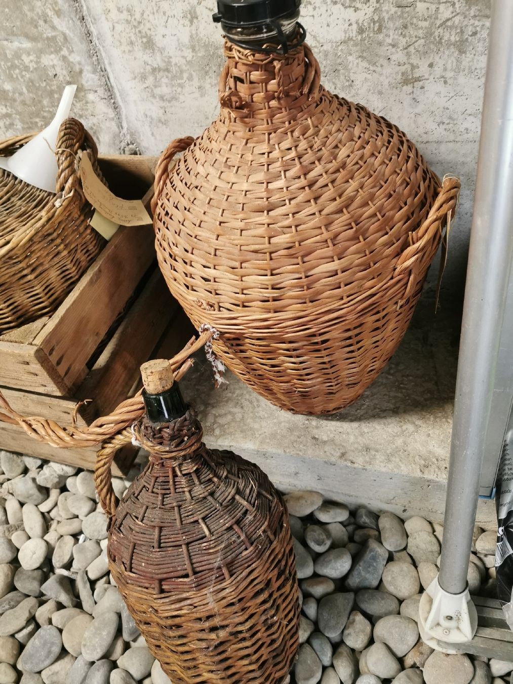 Flaschen: Alte leere Schnapsflaschen, korbflaschen – Gebraucht aus Lengnau AG von Bamboo_fighter 1